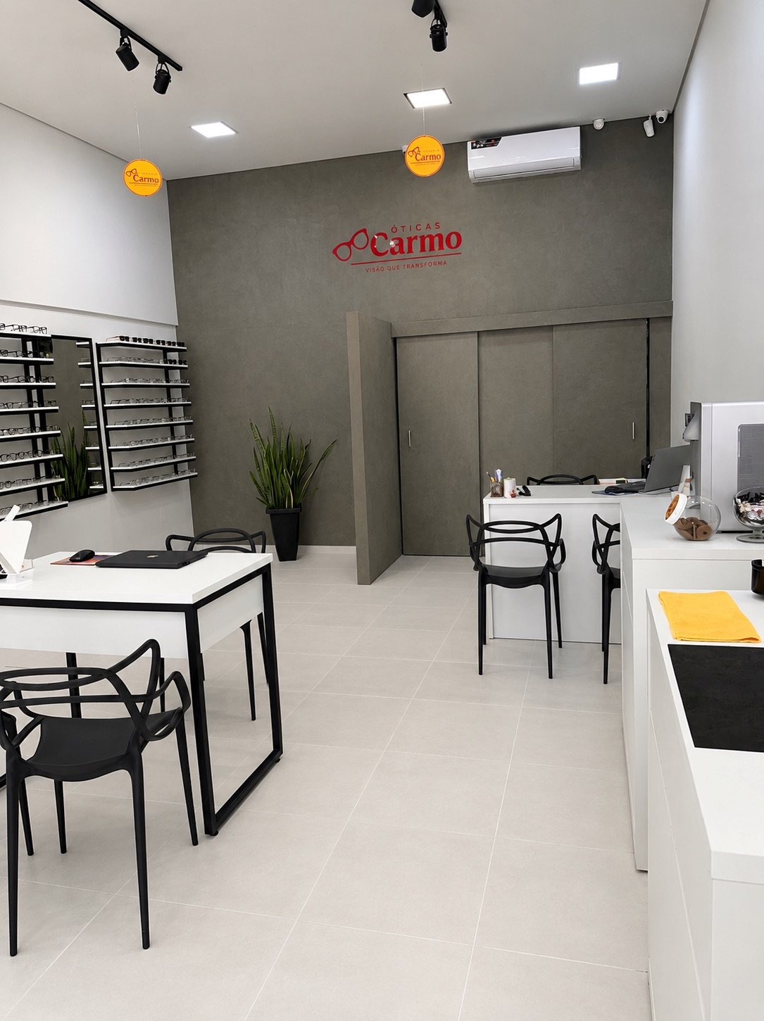 Interior moderno da Óticas Carmo em Umuarama-PR