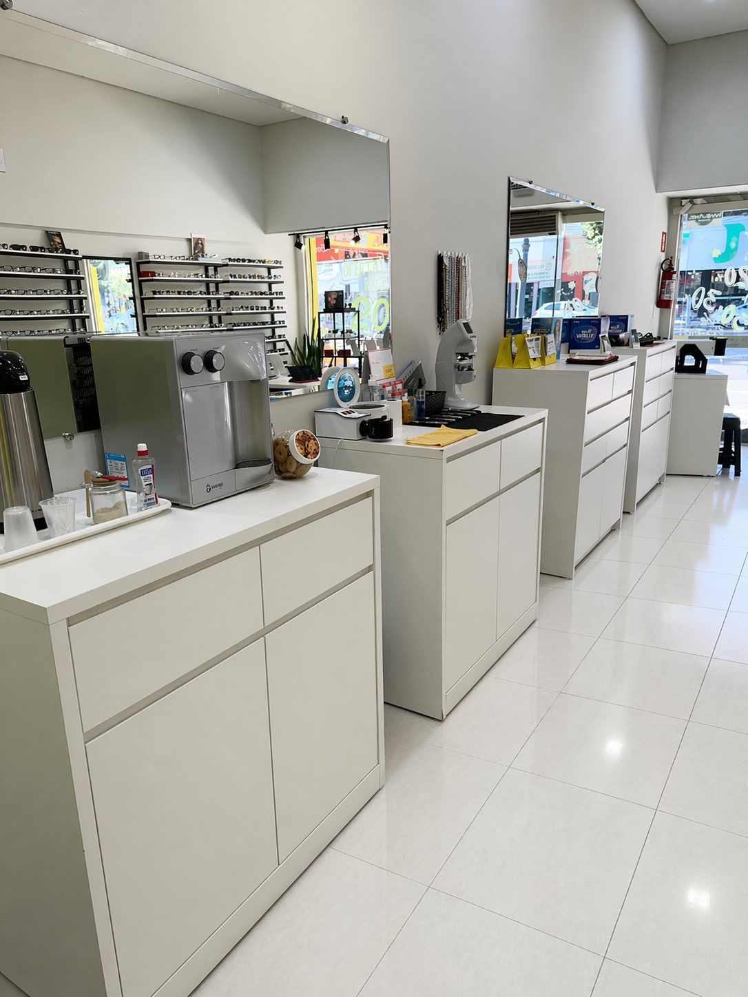 Recepção e balcão de atendimento da Óticas Carmo