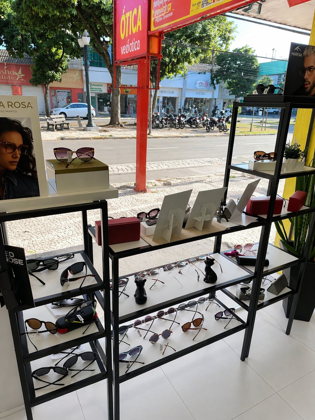 Vitrine de óculos de sol da Óticas Carmo